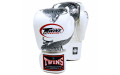 Боксерские перчатки Twins FBGVL3-23 white silver 12 oz Боксерские перчатки Twins FBGVL3-23 white silver 12 oz